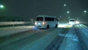大雪で車を運転する時の注意点は？対策グッズや方法などの事前準備も