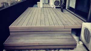 ウッドデッキのDIYは樹脂木材がおすすめ！単管と組んで格安作成