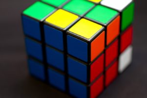 ルービックキューブ競技用の違いは？磁石入りで値段が安い種類も紹介