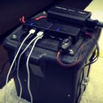 カーバッテリーでポータブル電源を自作！走行充電可能で車中泊もOK