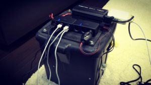 カーバッテリーでポータブル電源を自作！走行充電可能で車中泊もOK