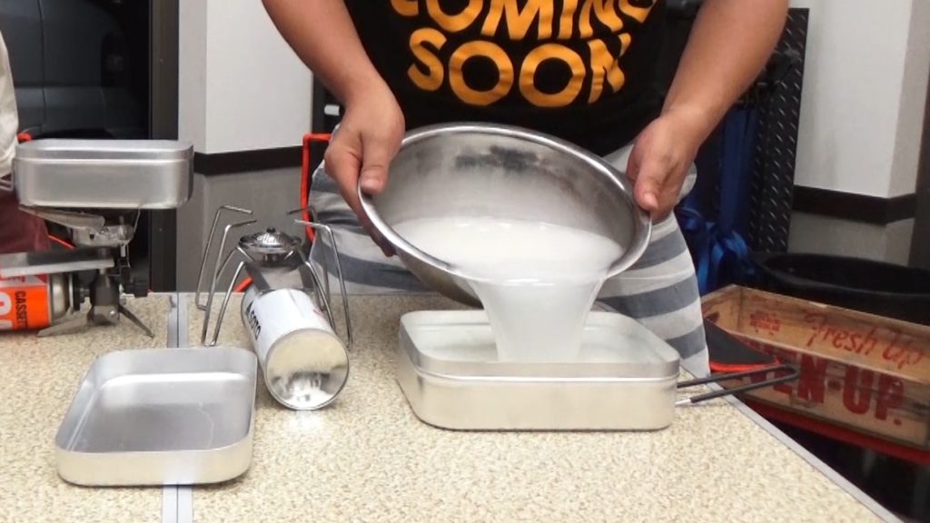 シーズニング米の研ぎ汁を入れる